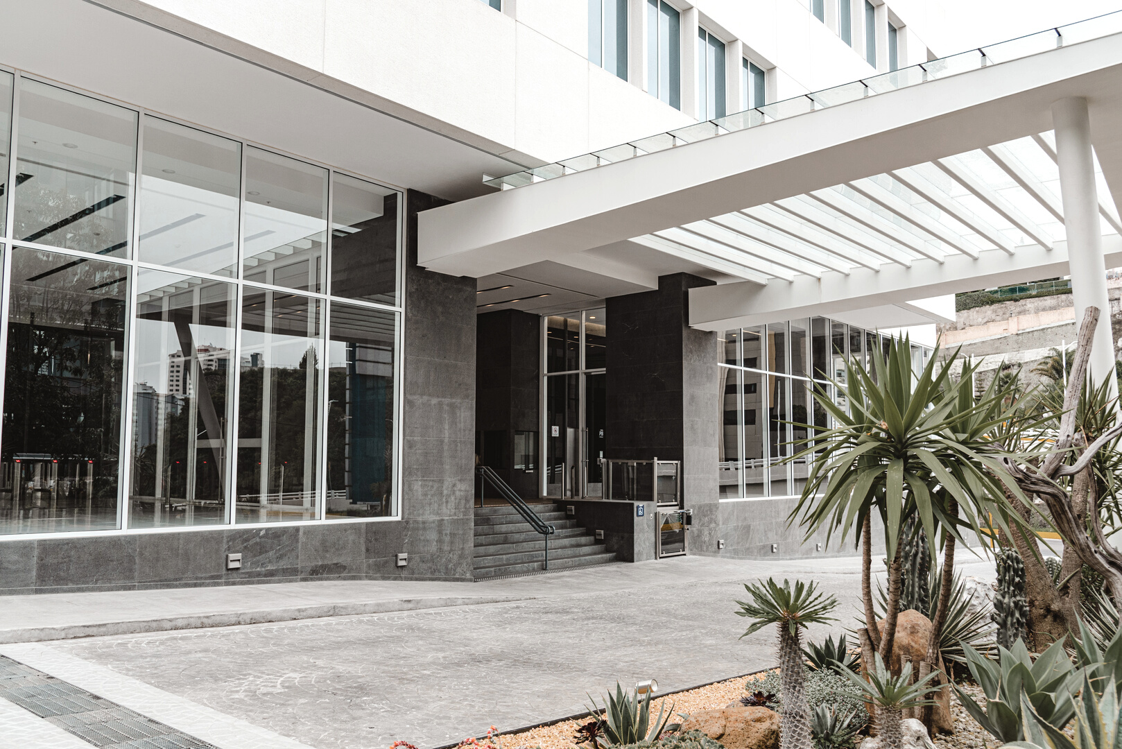 Entrada del Corporativo Vía Magna en Interlomas