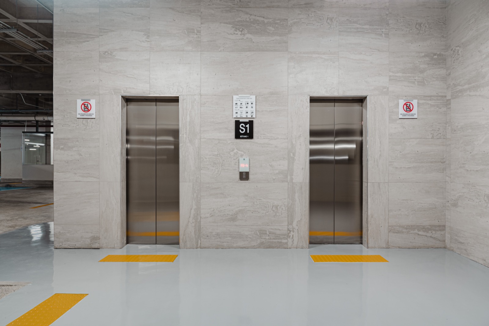 Elevadores del sótano de estacionamiento