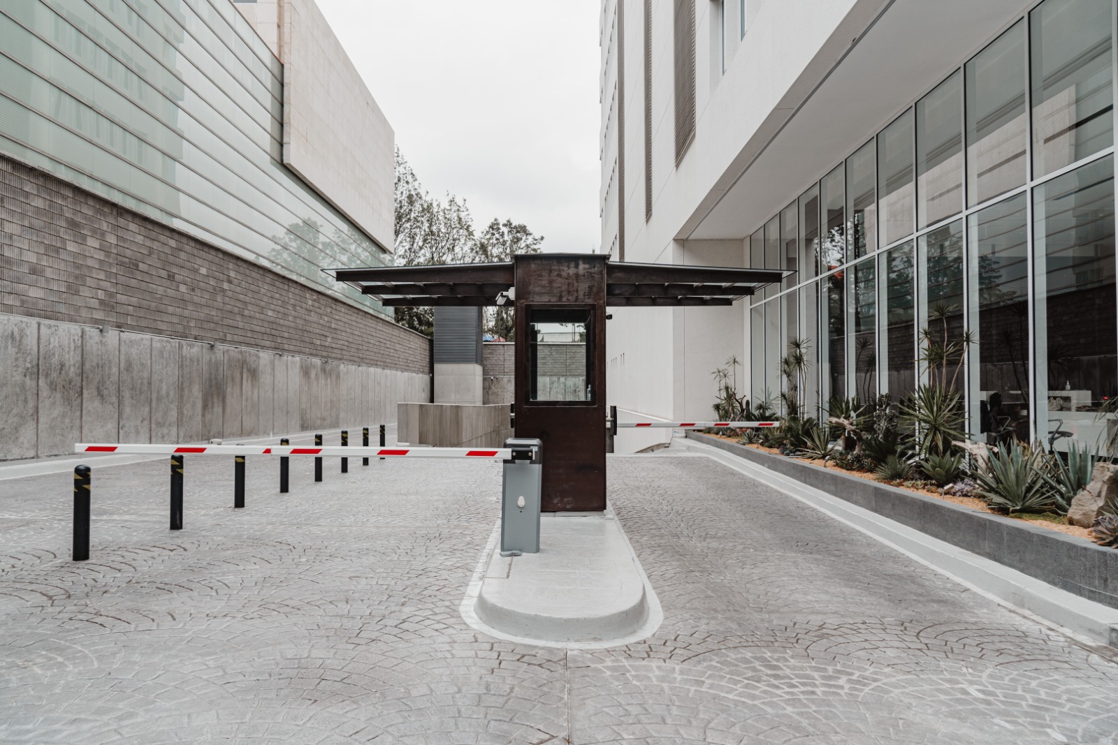 Acceso vehicular con caseta de control