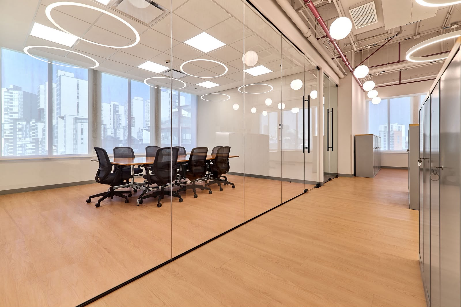 Sala de juntas con muros de vidrio en el piso 5