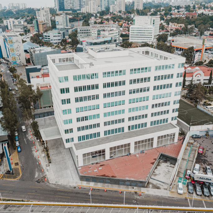 Estamos ubicados en Avenida vía magna y pasaje interlomas, rodeado de corporativos de empresas como Henkel, Philips, Procter & Gamble, entre otras y toda una gama de comercios y servicios