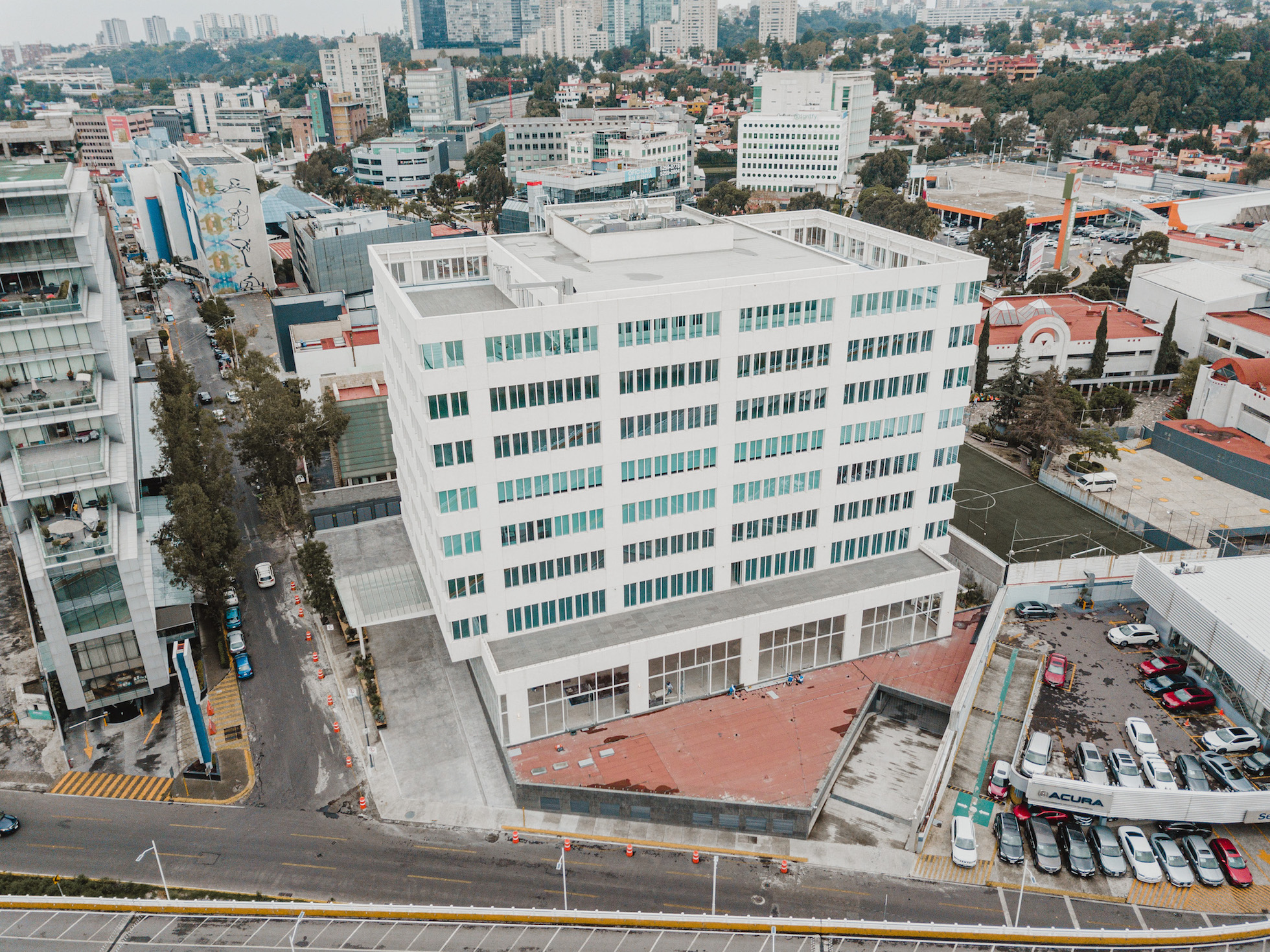 Estamos ubicados en Avenida vía magna y pasaje interlomas, rodeado de corporativos de empresas como Henkel, Philips, Procter & Gamble, entre otras y toda una gama de comercios y servicios