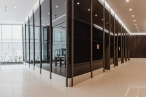 El edificio cuenta con 4 elevadores principales inteligentes en planta baja de la marca Schindler, los cuales comunican a los 7 niveles y los 4 sotanos del edificio.