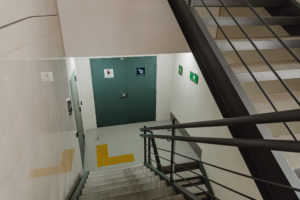 El edificio cuenta con escaleras de emergencia en los siete niveles, con areas seguras entre cada piso y area de condensadoras