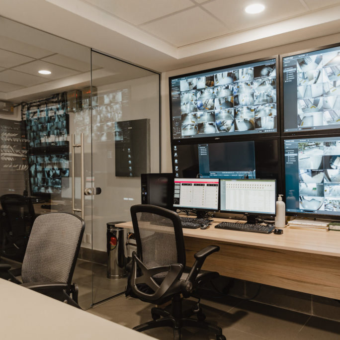 Contamos con un cuarto de control de Seguridad el cual se compone de: CCTV, programacion de tarjetas de proximidad, control del BMS, Site, tableros de emergencia ( Sistema contra incendios y alerta sismica)